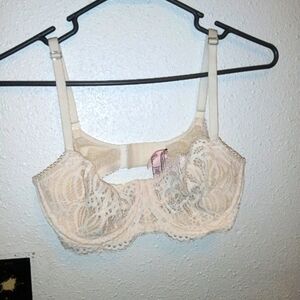 EUC Victoria's Secret Cream Lace Unpadded Bra 32DD